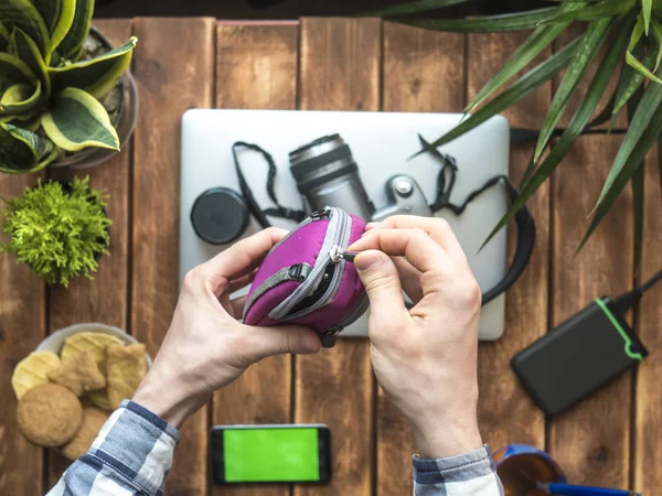 Primer Plano Hombre Tomando Una Cámara Compacta Bolsa Cámara — Foto de Stock