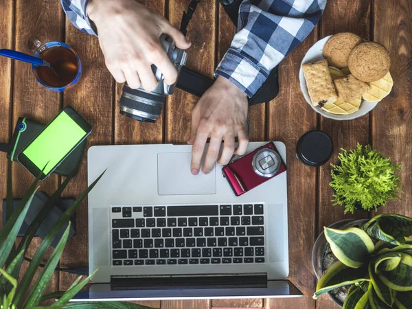 Fotógrafo Haciendo Nuevas Fotografías Usando Portátil —  Fotos de Stock