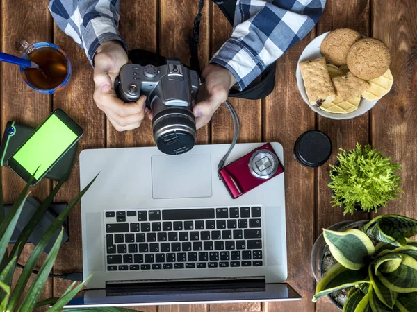 Las Manos Persona Con Cámara Fotográfica Que Trabaja Las Nuevas —  Fotos de Stock