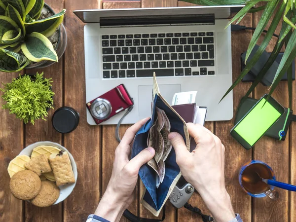 Manos Contando Dinero Cartera Sobre Mesa Con Suministros Fotos —  Fotos de Stock