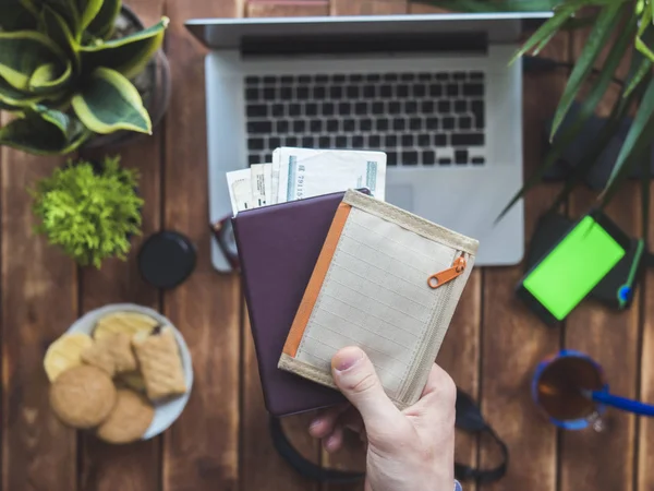 Mano Con Pasaporte Billetera Antes Viajar Por Lugar Trabajo —  Fotos de Stock