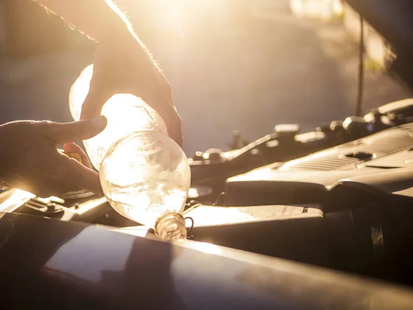 Εσωτερικη Αυτοκίνητο Επισκευή Ρίχνει Νερό Στο Μοτέρ — Φωτογραφία Αρχείου
