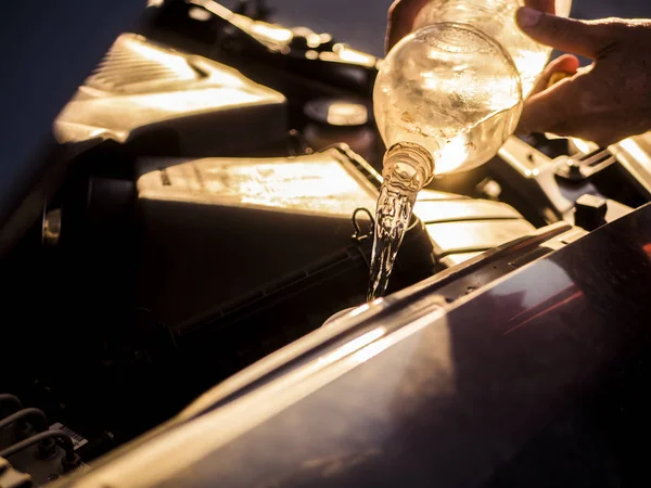 Riparazione Auto Ravvicinata Versando Acqua Nel Motore — Foto Stock