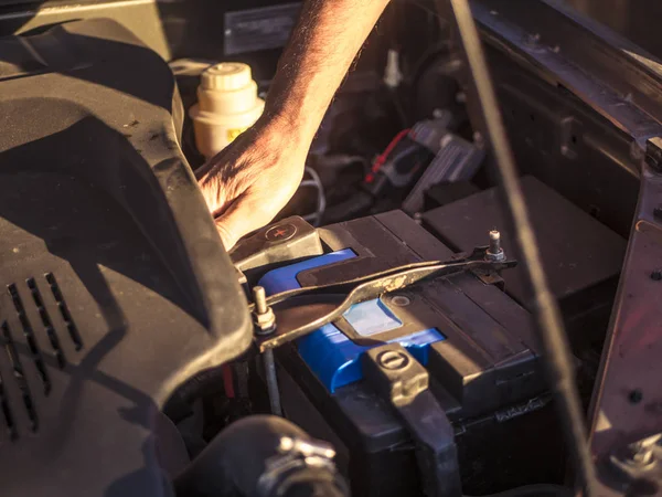 Homem Ajustando Bateria Carro Garagem — Fotografia de Stock