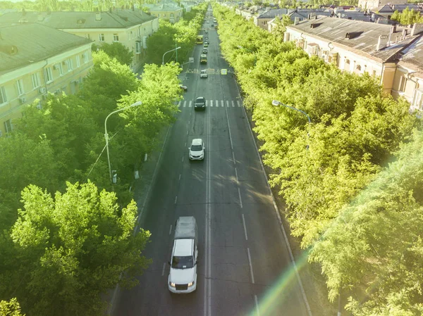 Movimento Del Traffico Aereo Città Strada Tra Gli Alberi — Foto Stock