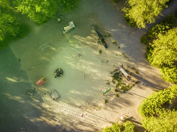 Antenne Rechtstreeks Boven Weergave Van Kinderen Spelen Tuin Een Zomerdag — Stockfoto