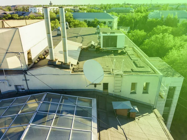 換気パイプ 晴れた日の建物の上にアンテナ — ストック写真
