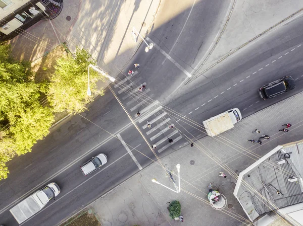 Persone Sopraelevate Che Attraversano Strada Sul Marciapiede — Foto Stock