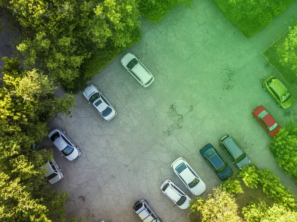 Воздушный Вид Зону Парковки Автомобиля Между Деревьями — стоковое фото