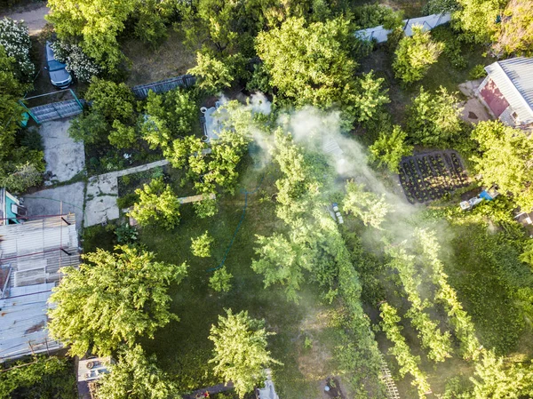 Luchtfoto Van Rook Van Vuur Tussen Bomen Tuin — Stockfoto