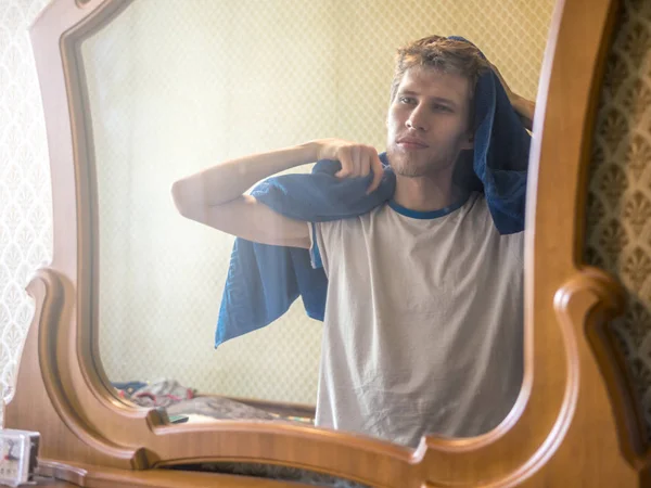 Ung Skäggiga Man Framför Spegeln Med Handduk Efter Dusch — Stockfoto