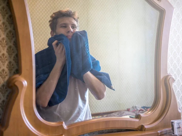 Junger Bärtiger Mann Nach Der Dusche Mit Handtuch Vor Dem — Stockfoto
