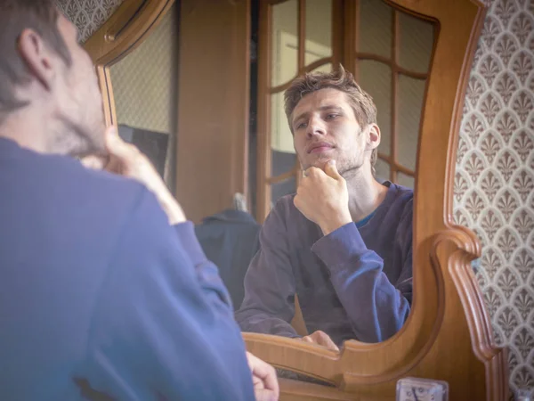 Jeune Homme Dans Chambre Coucher Assis Devant Miroir Gratter Barbe — Photo