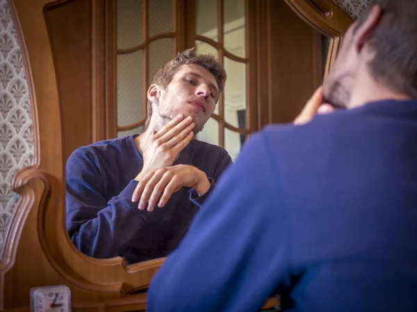 Yatak Odası Oturma Sakalını Tırmalamak Aynanın Önünde Genç Adam — Stok fotoğraf