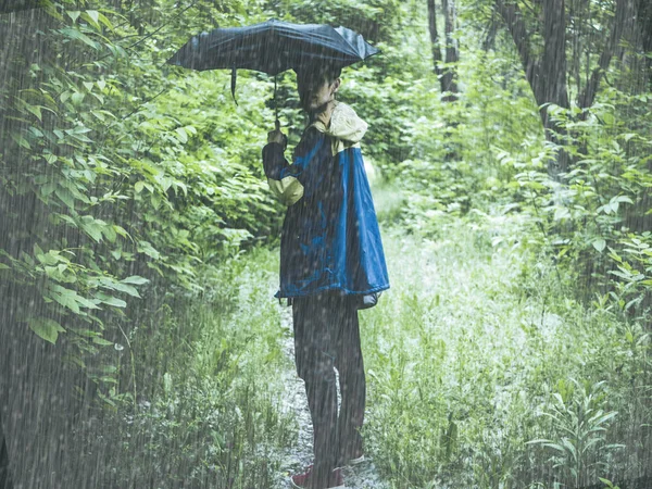 Hombre Abrigo Con Paraguas Bolsa Senderismo Montaña Bosque Camino — Foto de Stock