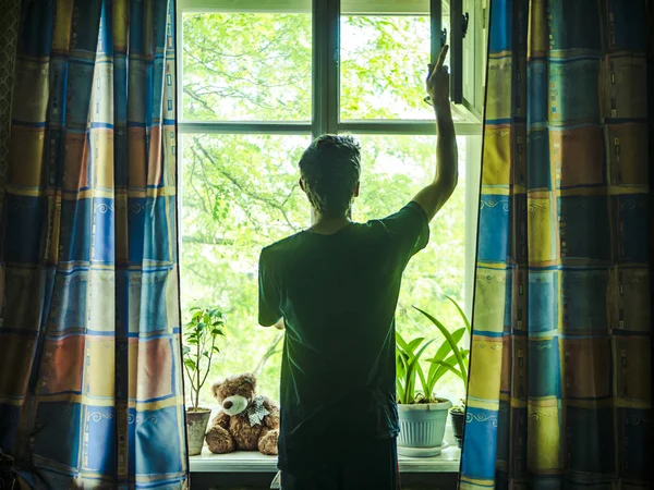 Чоловік Стоїть Вікні Відкриття Спальні — стокове фото