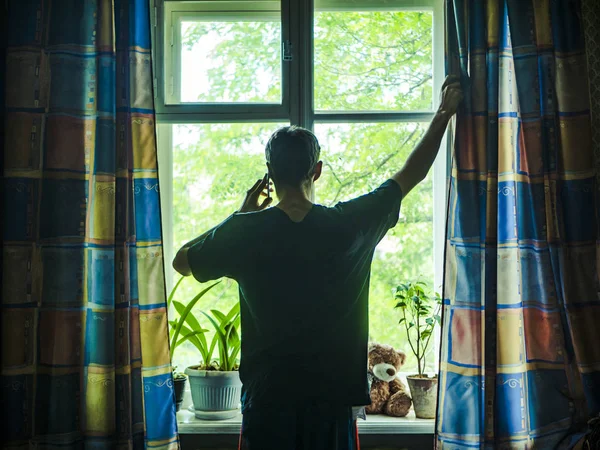 Silhueta Jovem Perto Janela Falando Com Seu Telefone Pela Manhã — Fotografia de Stock