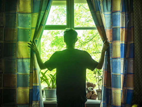 Jovem Abre Cortinas Janela Manhã Verão Ensolarada — Fotografia de Stock