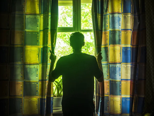 Молодий Чоловік Відкриває Штори Вікно Сонячний Літній Ранок — стокове фото