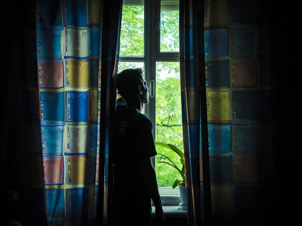 Силуэт Одинокого Мужчины Голодающего Окна Закрытого Шторами Спальне — стоковое фото