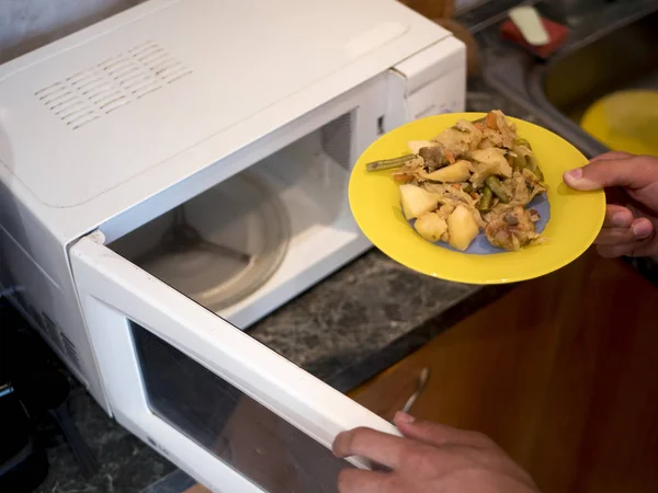 Cerrar Mano Pone Plato Con Verduras Fritas Horno Microondas — Foto de Stock