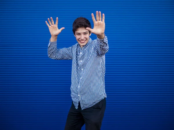 Fiatal Tizenéves Fiú Így Magas Kék Háttérrel Tánc Közben — Stock Fotó
