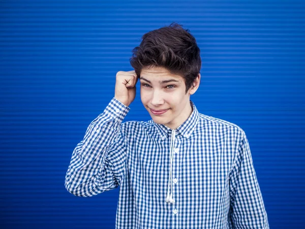 Usmívající Mladý Muž Ukazuje Jste Blázen Podepsat Modrém Pozadí — Stock fotografie