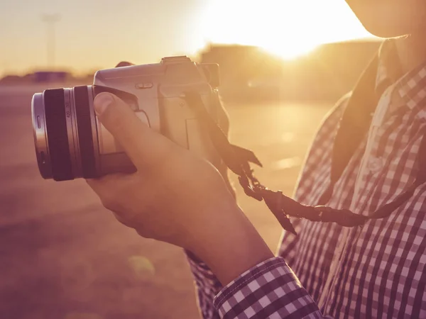 Kamera Önünde Kişinin Göğüs Güneş Karşı Elinde Kapatın — Stok fotoğraf