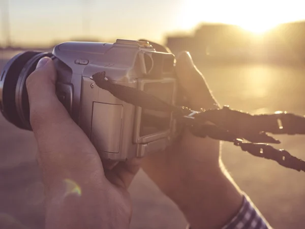Güneş Karşı Elinde Fotoğraf Makinesi Kadar Kapatın — Stok fotoğraf