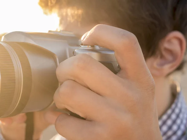 Parmağını Fotoğraf Çekmek Için Obtüratör Butonuna Iterek Kapatın — Stok fotoğraf