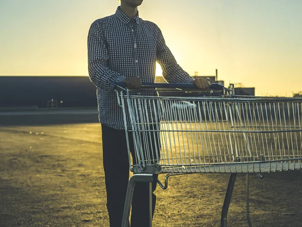 Junge Person Karierten Hemd Beim Einkaufen Abend Des Sonnenuntergangs — Stockfoto