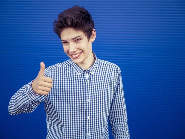 Mladý Usměvavý Muž Dospívající Zobrazeno Palec Nahoru Modrém Pozadí — Stock fotografie