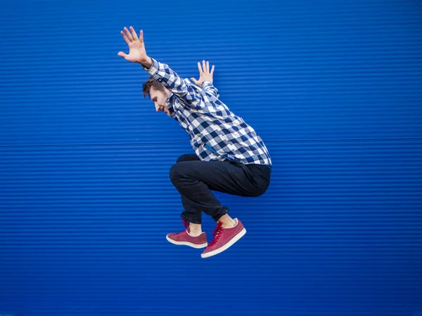 Movimento Salto Jovem Sobre Fundo Azul — Fotografia de Stock