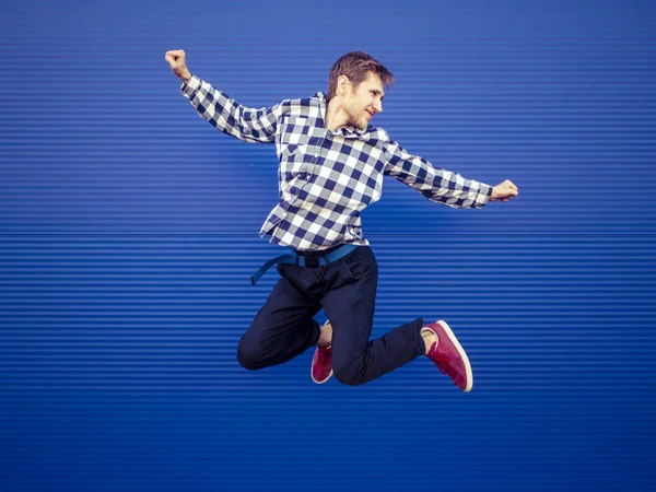 Isolado Pulando Sorrindo Jovem Sobre Fundo Azul — Fotografia de Stock