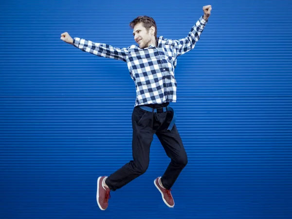 Jovem Homem Feliz Roupas Casuais Saltando — Fotografia de Stock