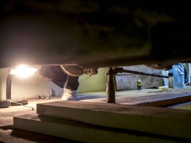 Onun altında Jack kullanarak garajda mühendis rap, Araba