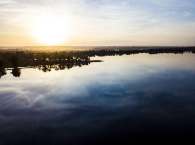 dusk açık şaşırtıcı gökyüzü ile fantastik gece Nehri üzerinde