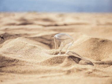 kum deniz kenarı tarafından gömülü lamba