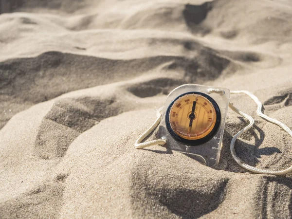 Καλοκαίρι Ταξίδι Έννοια Πυξίδα Στην Άμμο Στην Παραλία — Φωτογραφία Αρχείου