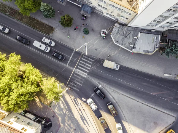 横断歩道と道路に空中都市交通車 — ストック写真