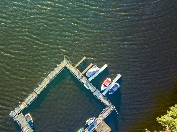 Direkt Ovanför Vyn Ship Pier Docka Nära Flodstranden — Stockfoto