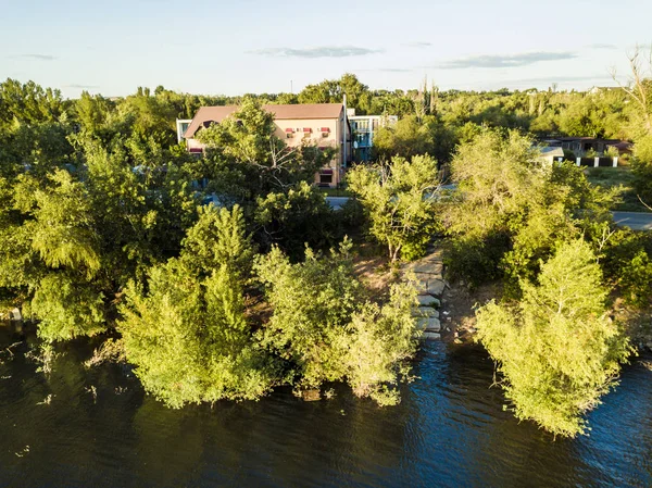 Vzdušné Luxusní Apartmány Břehu Řeky — Stock fotografie