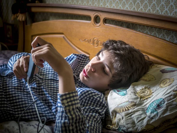 Jovem Adolescente Menino Deitado Relaxante Cama Com Telefone — Fotografia de Stock