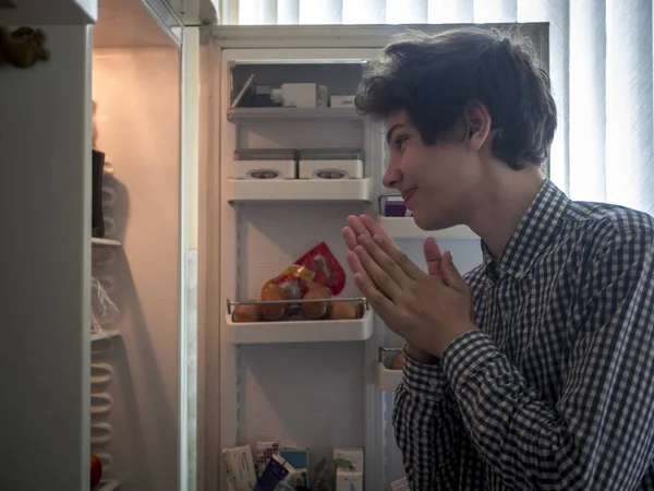 Junger Hungriger Teenager Auf Der Suche Nach Nahrung Geöffneten Kühlschrank — Stockfoto