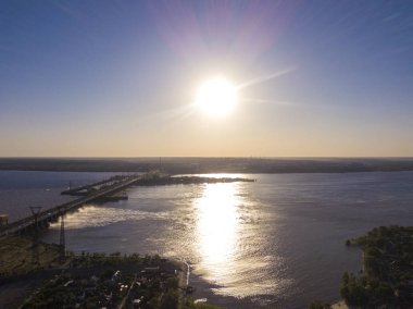 hidro elektrik santrali havadan görünümü açık mavi gökyüzü karşı volga Nehri üzerinde