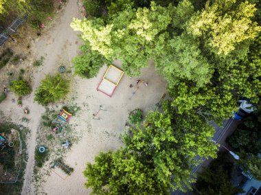 çocuklar parkta oynarken Grubu'nun havadan görünümü