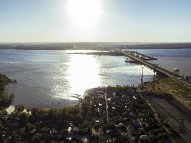 Elektrikli su istasyonu günbatımı sırasında havadan görünümü 