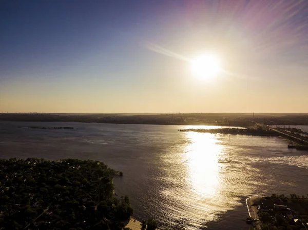 Σιλουέτα Του Βόλγα Ποταμού Και Υδρο Δύναμη Σταθμό Κατά Ηλιοβασίλεμα — Φωτογραφία Αρχείου