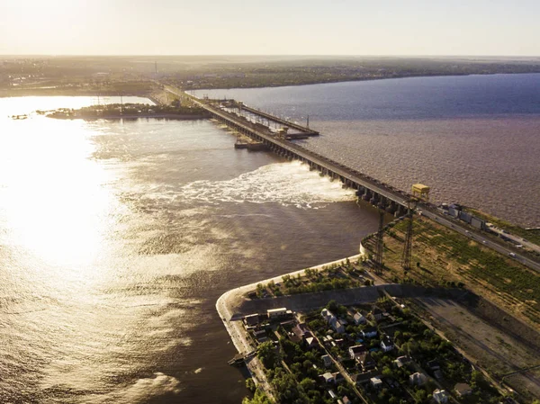 大きな川の水力発電所の空中写真 — ストック写真