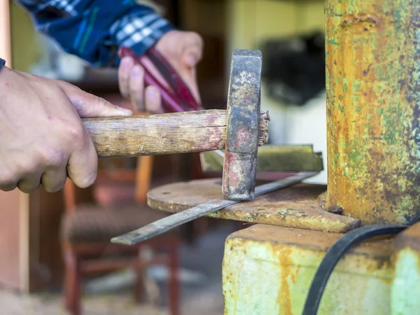 Person Arbeitet Werkstatt Mit Hammer — Stockfoto